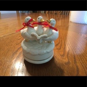 Caroling GEESE Music Box Plays 12 DAYS OF CHRISTMAS